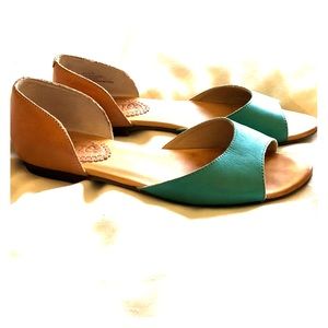 Open toed Latigo two-colored flats